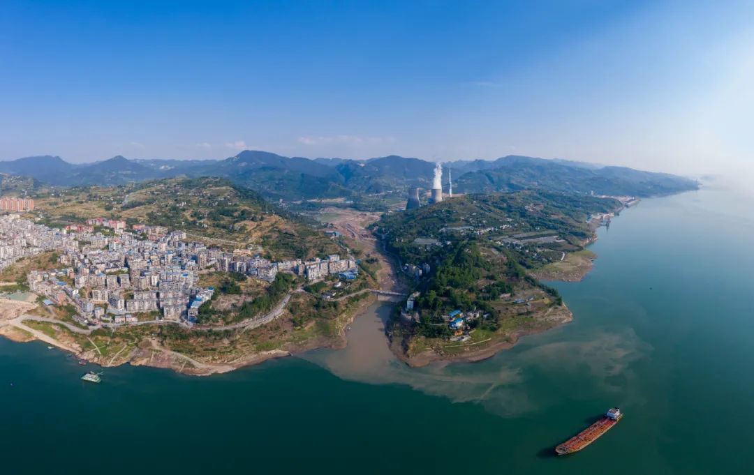 通江達海！徐工挖機助力萬州現(xiàn)代物流樞紐港建設