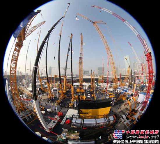 徐工集團(tuán)上海寶馬展彰顯世界級風(fēng)采